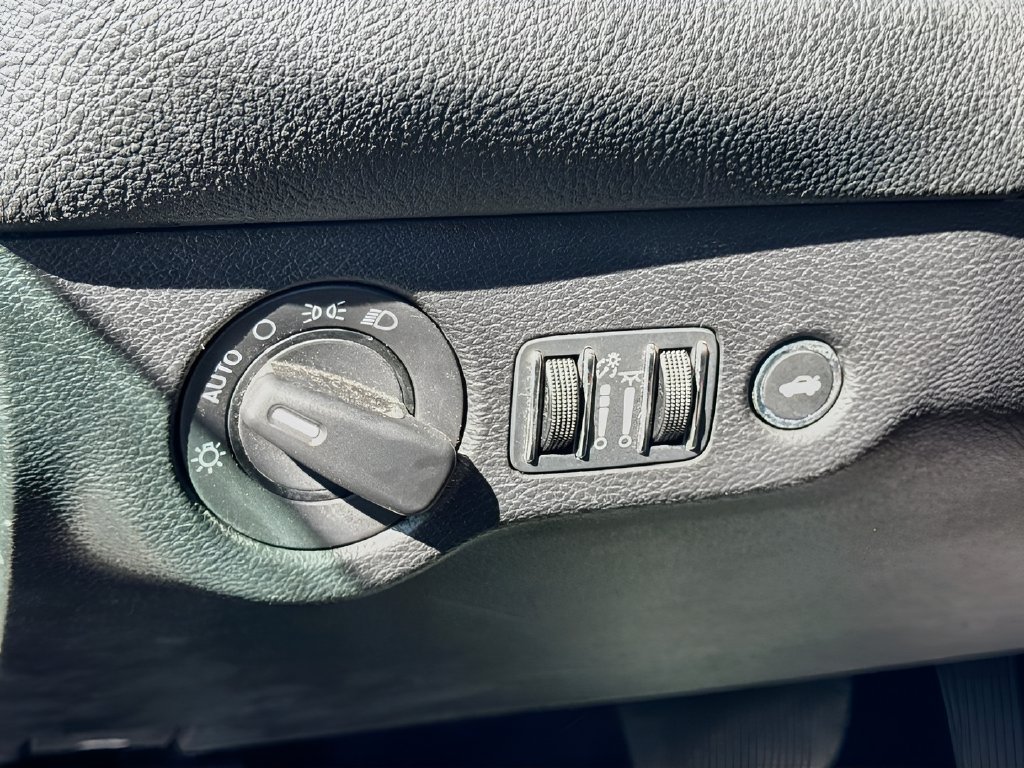 Used 2022 Dodge Challenger SXT RWD image 10