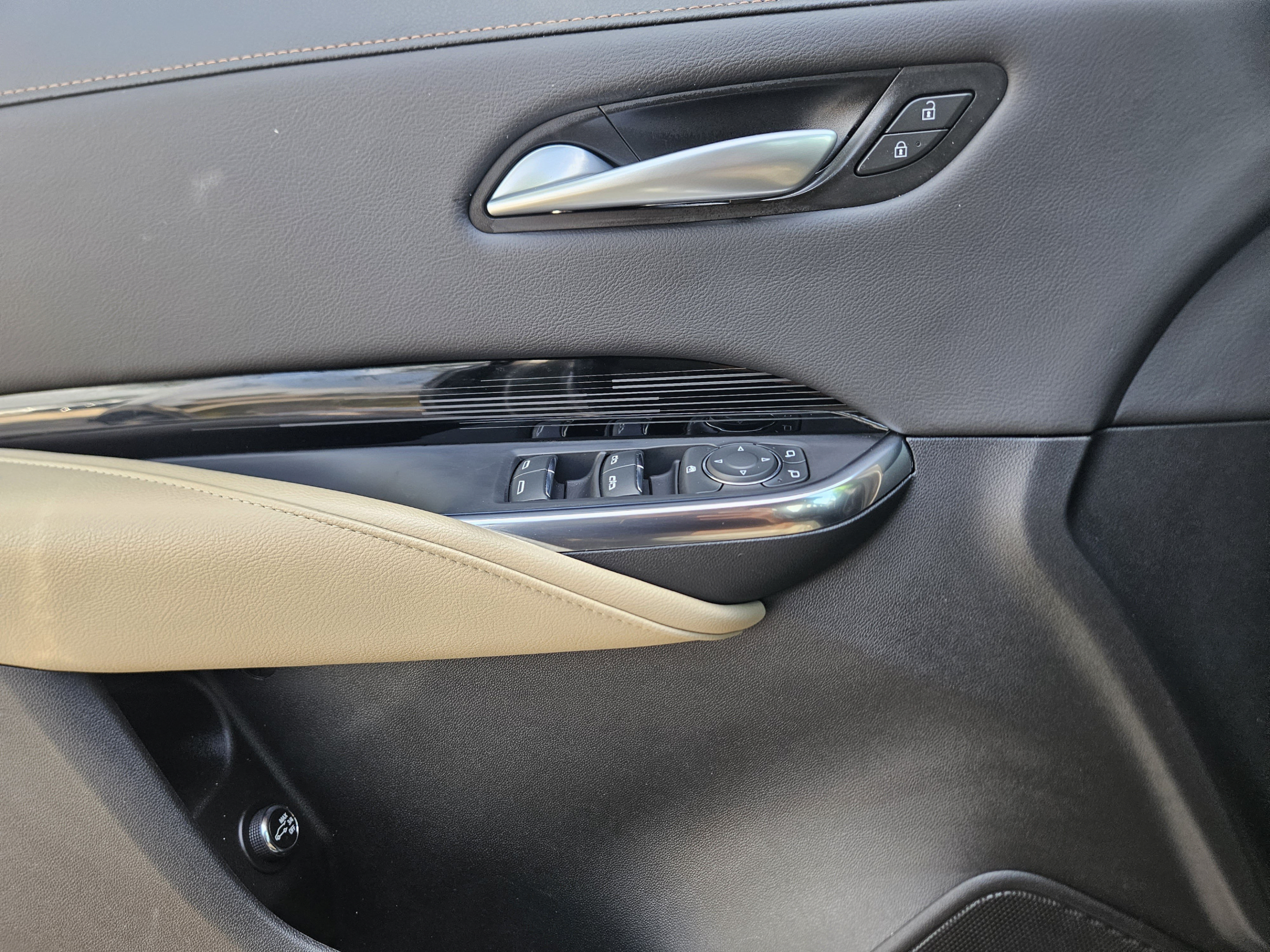 Used 2024 Cadillac XT4 Luxury w/ Cold Weather Package FWD image 15