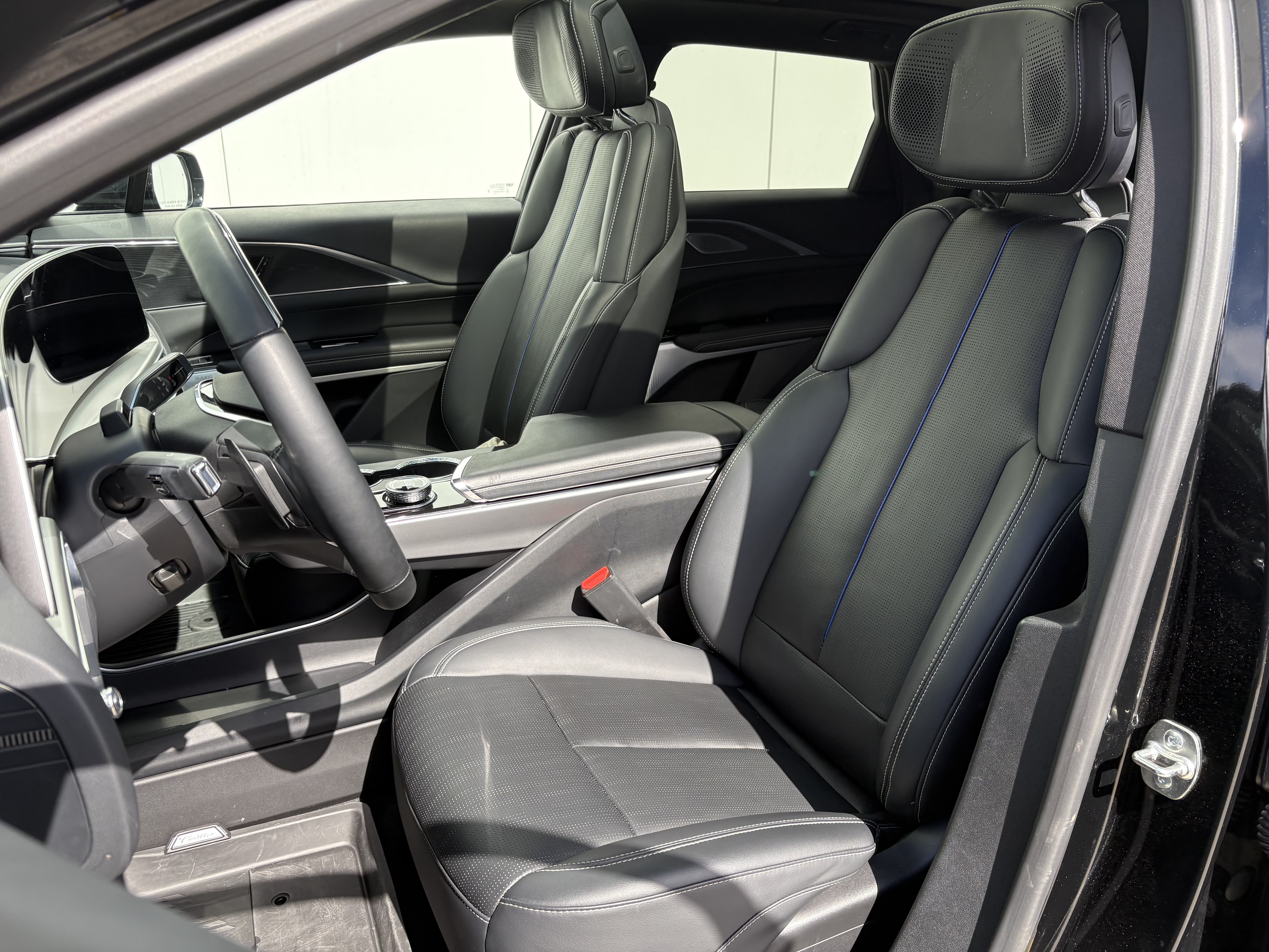 Used 2024 Cadillac Lyriq Luxury RWD image 11