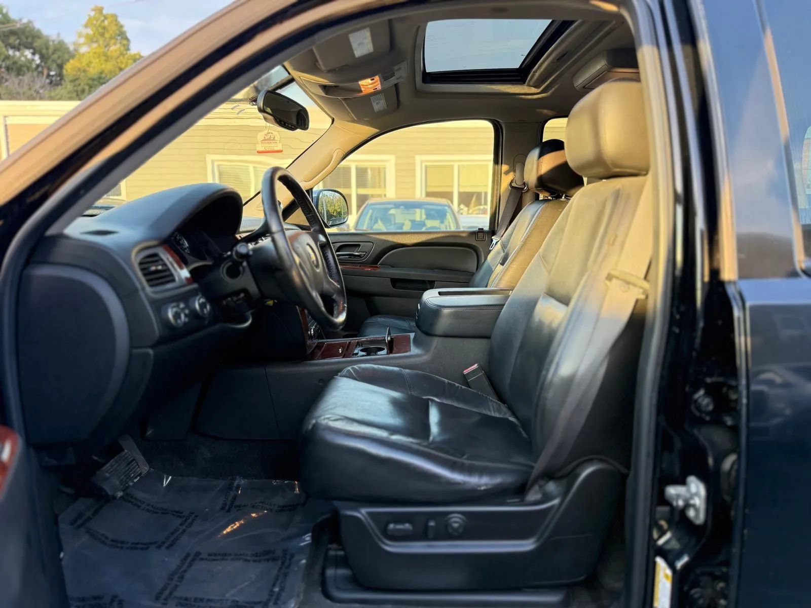 Used 2010 Chevrolet Tahoe LTZ AWD/4WD image 11
