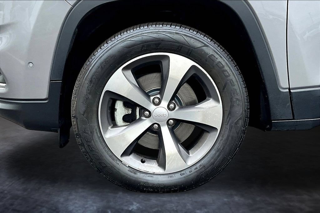 Used 2022 Jeep Cherokee Limited AWD/4WD image 34