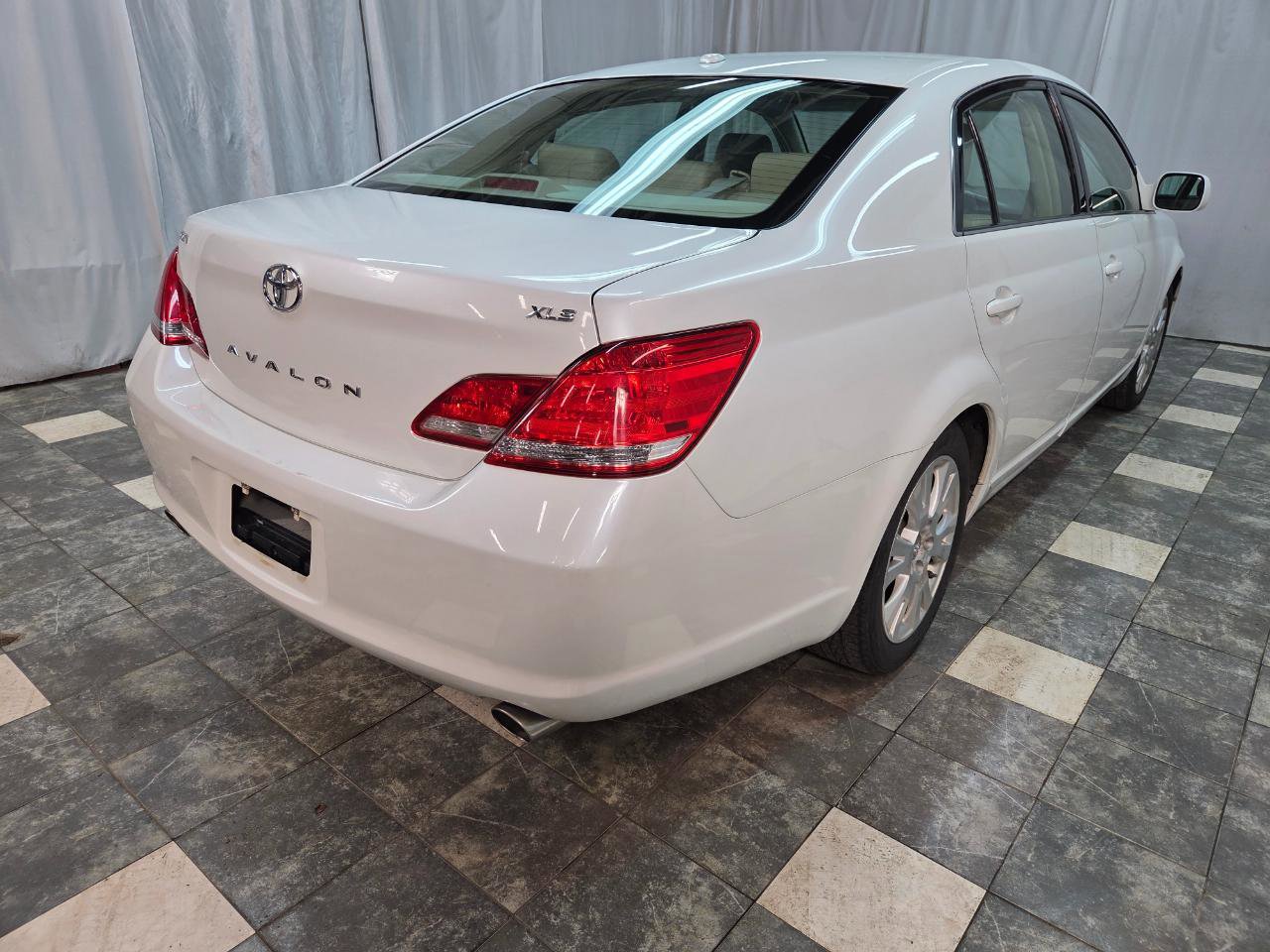 Used 2010 Toyota Avalon XLS FWD image 5