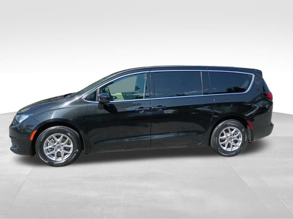 Used 2022 Chrysler Voyager LX FWD image 6