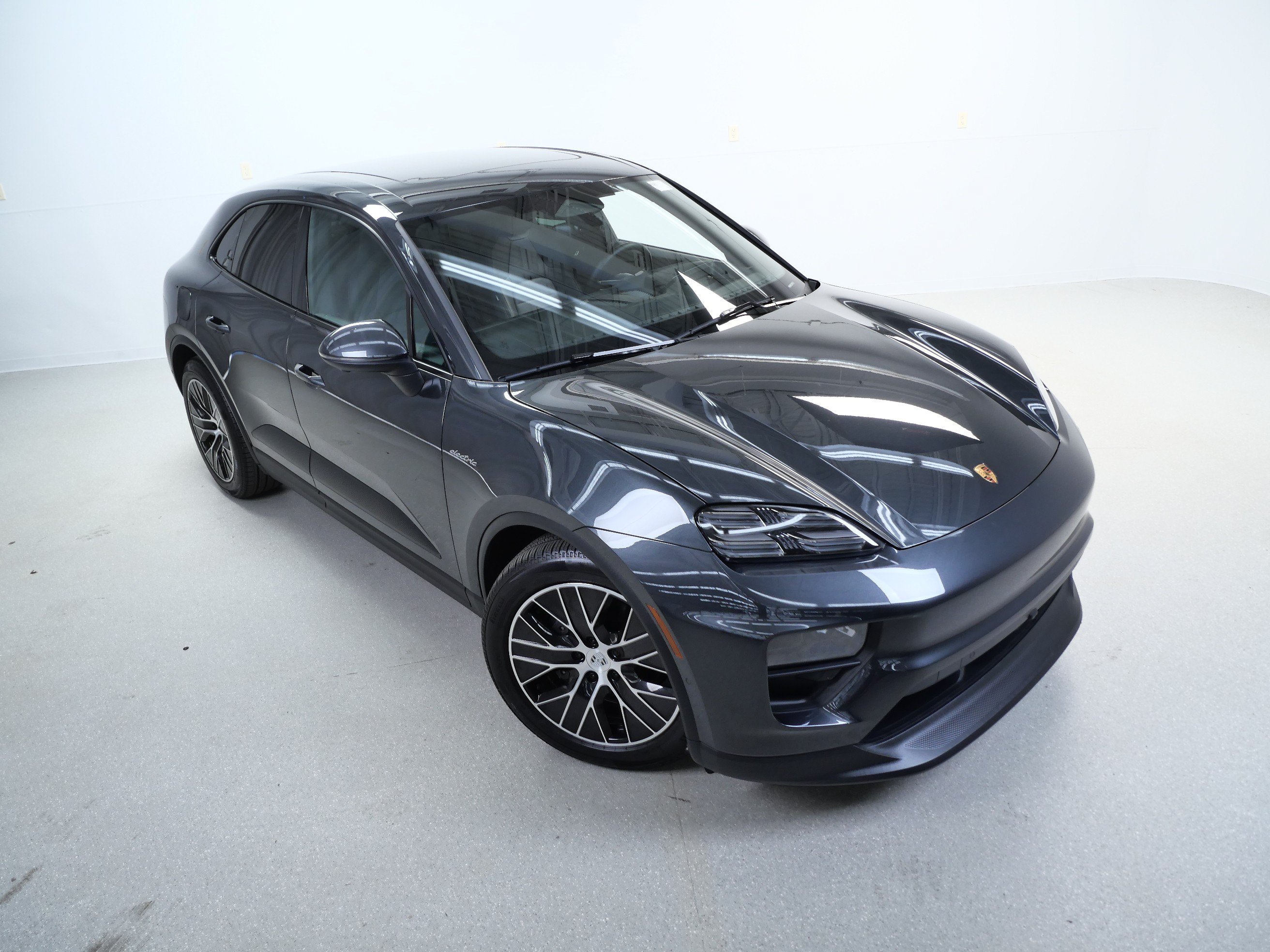 Used 2025 Porsche Macan 4 Electric w/ Premium Package AWD/4WD image 4