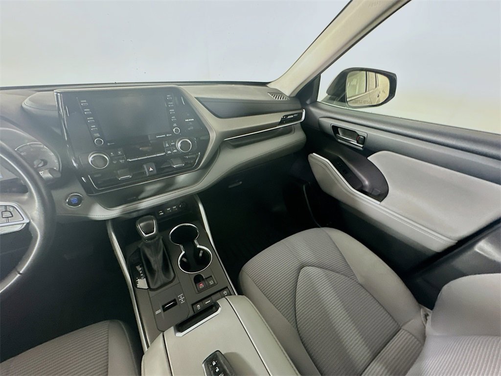 Used 2022 Toyota Highlander LE image 11