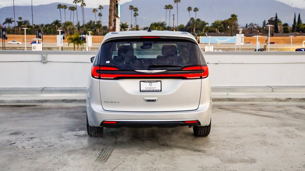 Certified 2024 Chrysler Pacifica Touring-L image 8