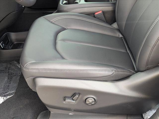 New 2026 Chrysler Pacifica Select image 4