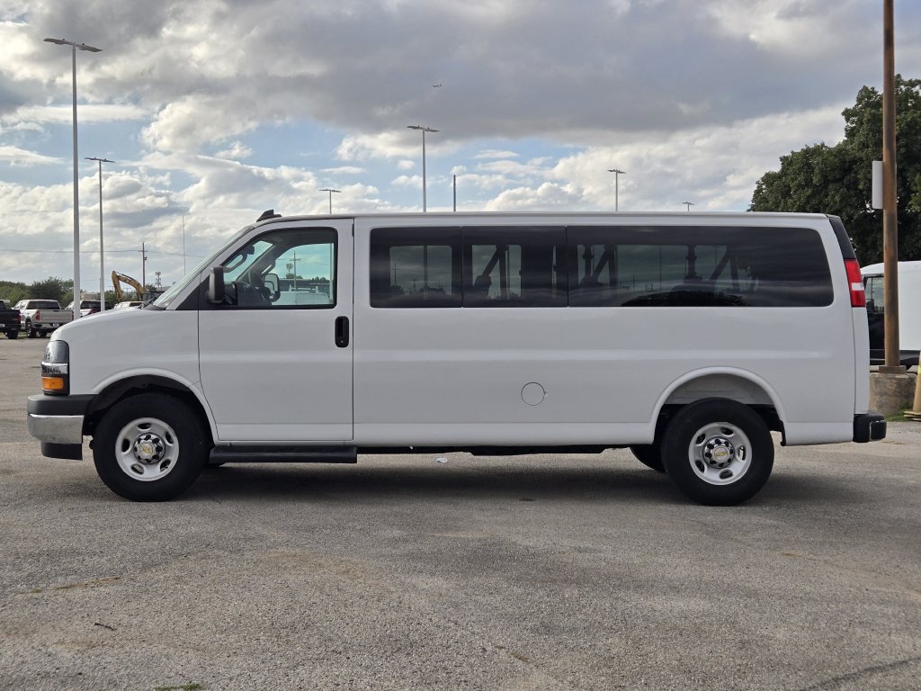 Used 2025 Chevrolet Express 3500 LT w/ LT Preferred Equipment Group RWD image 4