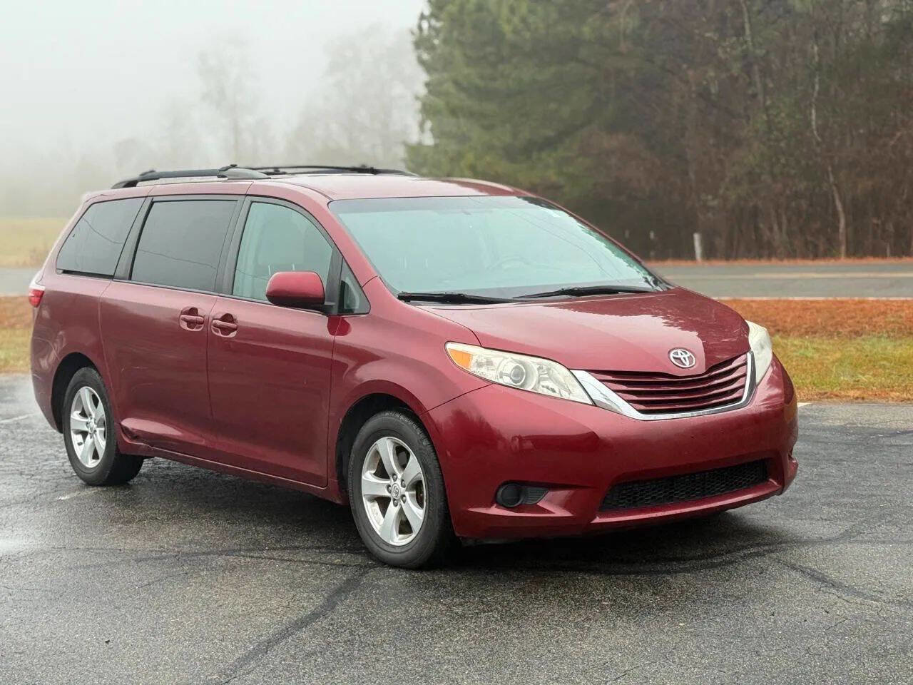 Used 2017 Toyota Sienna LE image 1