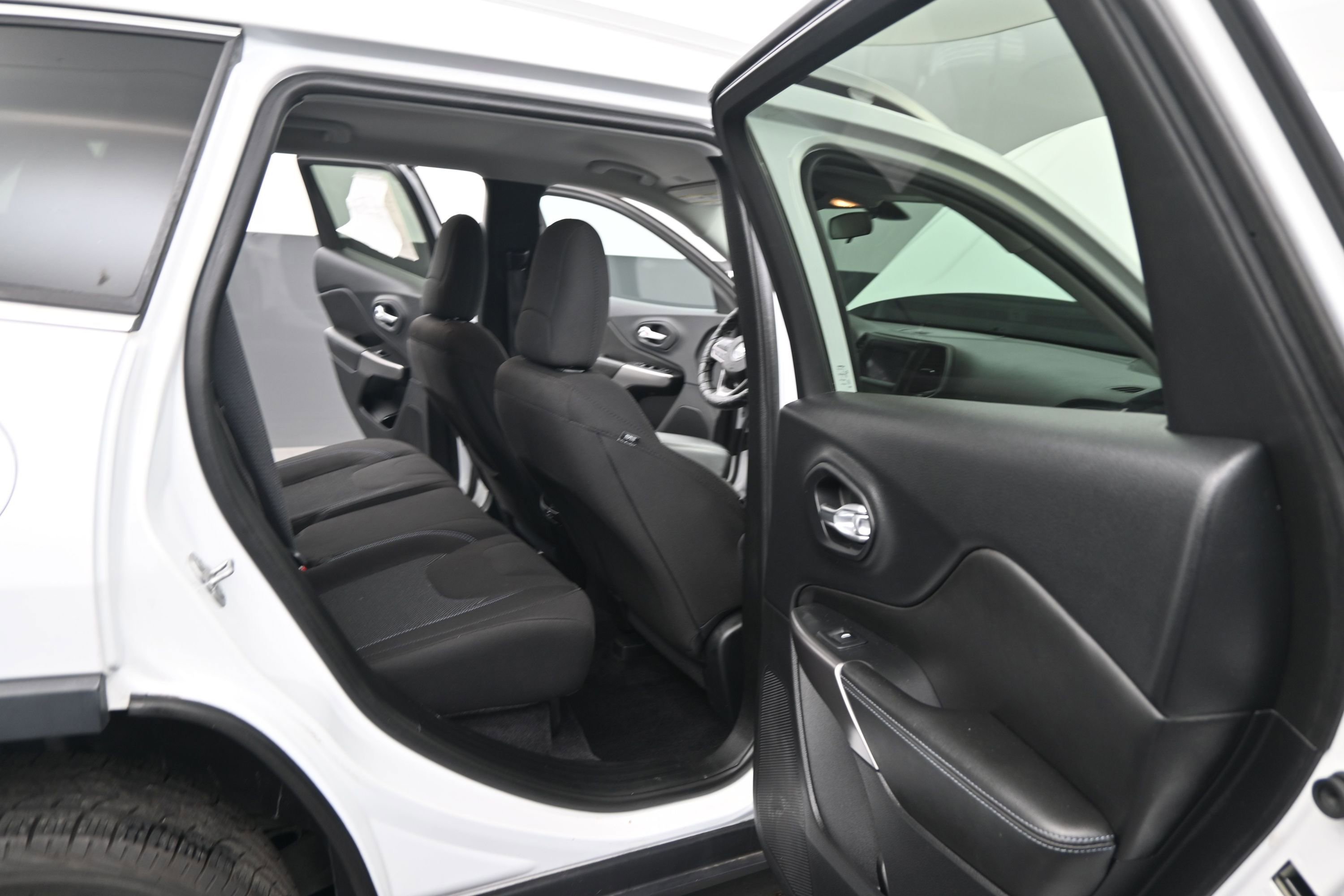 Used 2019 Jeep Cherokee Latitude w/ Popular Appearance Group FWD image 20