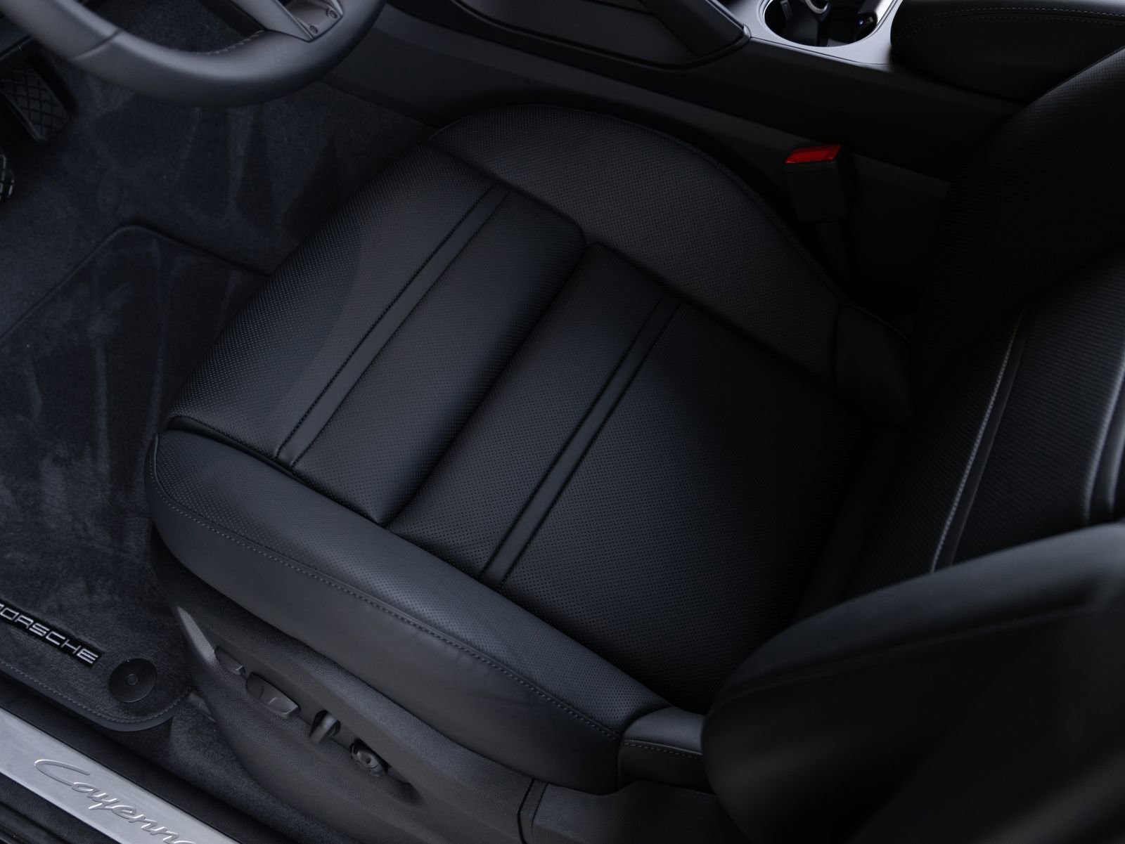 Certified 2025 Porsche Cayenne E-Hybrid AWD/4WD image 21