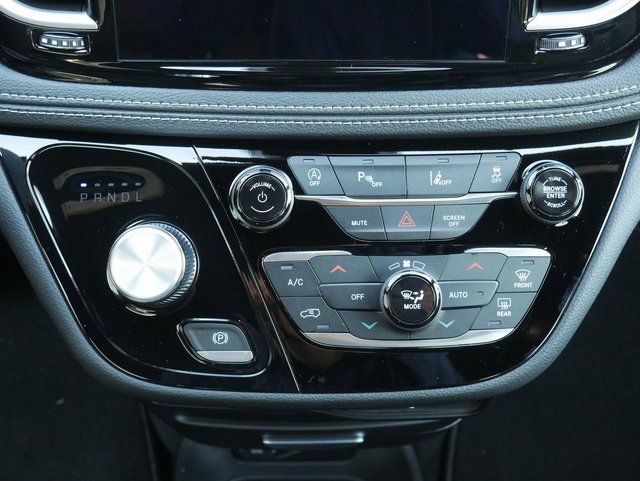 New 2026 Chrysler Pacifica Select AWD/4WD image 17