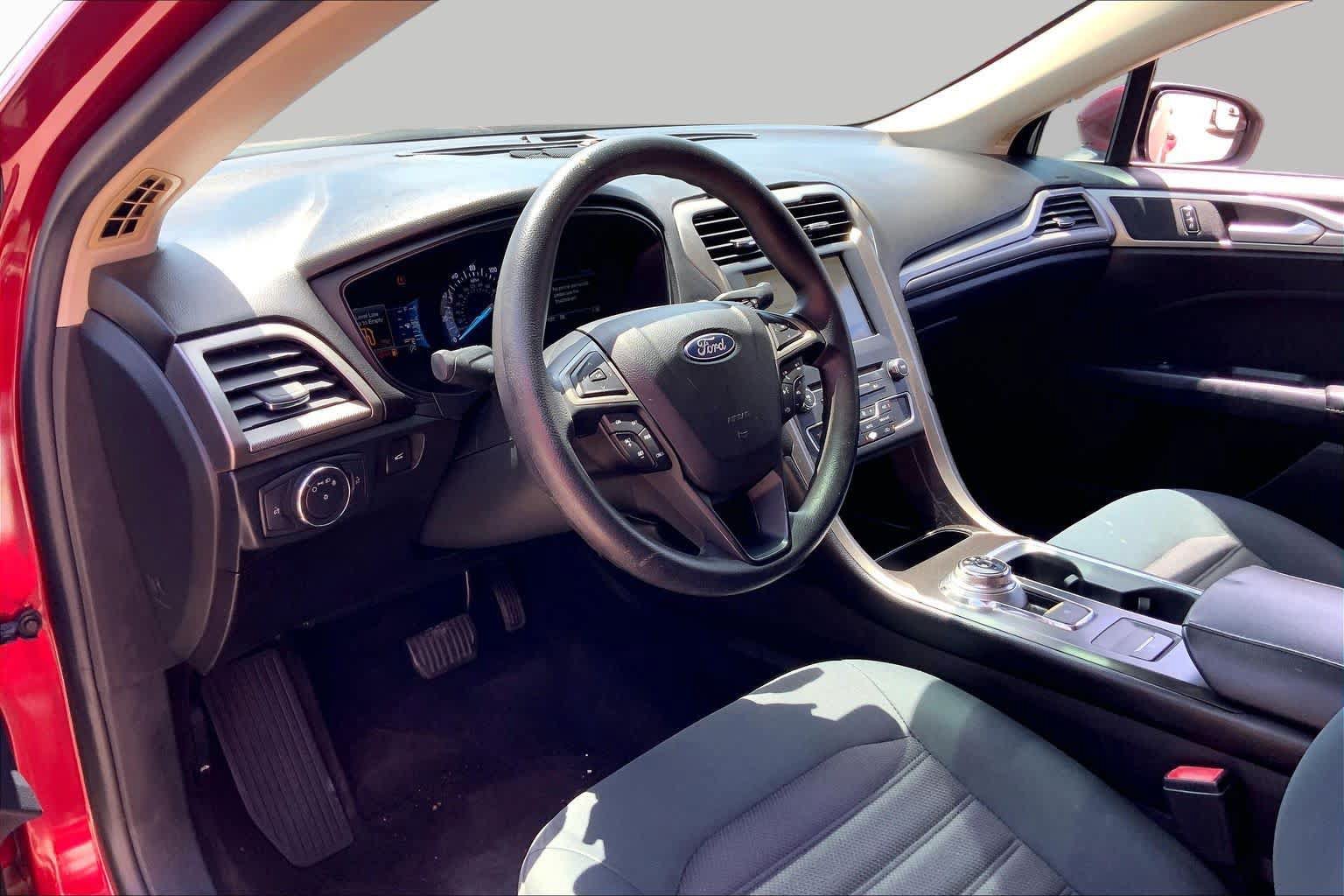 Used 2018 Ford Fusion SE w/ Fusion SE Technology Package FWD image 16
