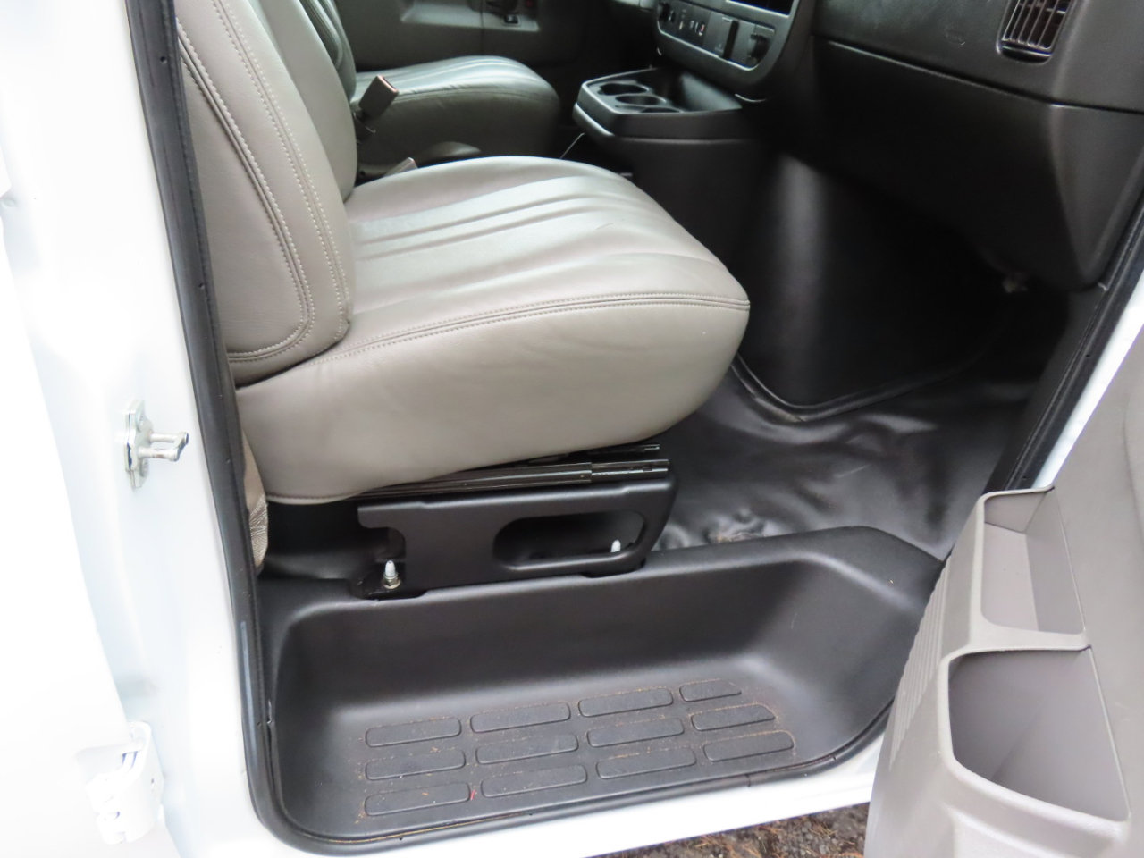 Used 2019 Chevrolet Express 2500 w/ Driver Convenience Package image 18