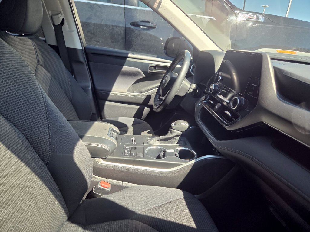 Used 2023 Toyota Highlander LE FWD image 6