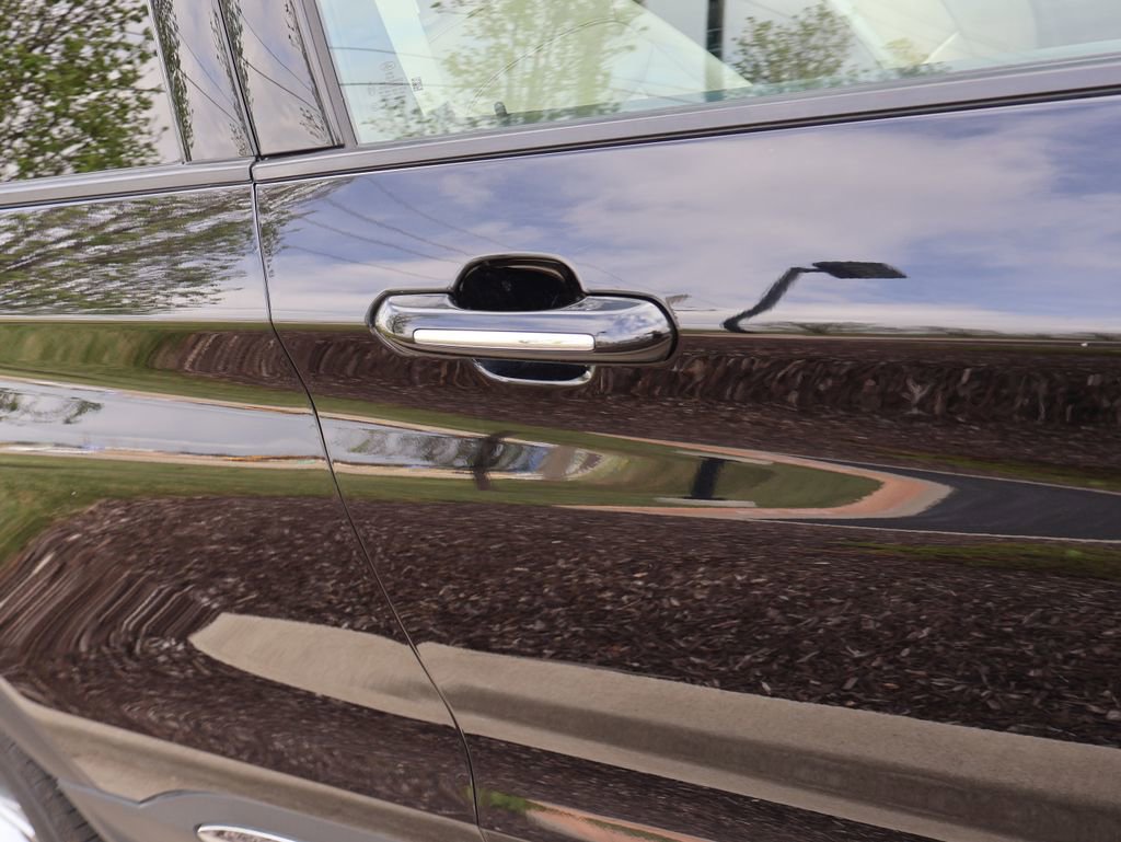 Used 2022 Ford Explorer Limited w/ Equipment Group 301A image 8