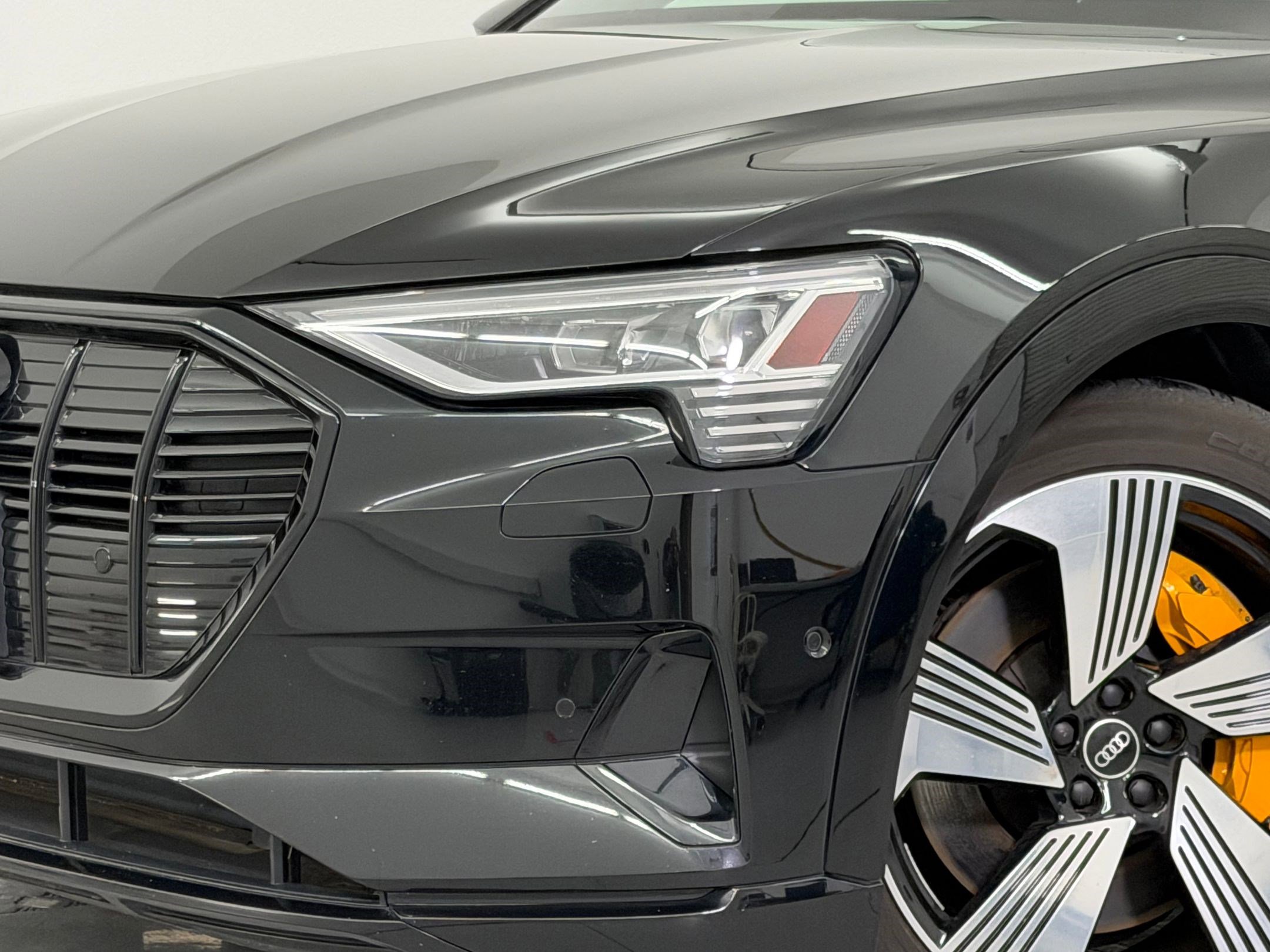 Certified 2022 Audi e-tron Premium Plus w/ Premium Plus Package AWD/4WD image 11