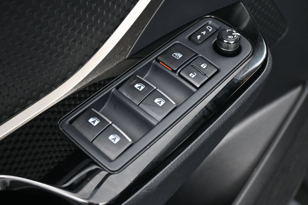 Used 2019 Toyota C-HR XLE FWD image 13
