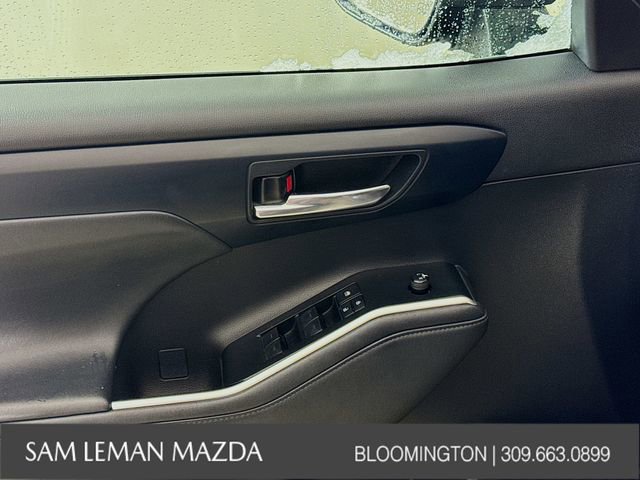 Used 2021 Toyota Highlander XLE AWD/4WD image 17