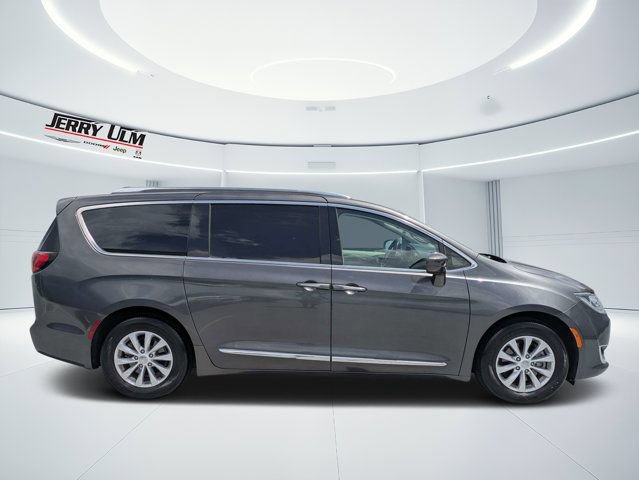 Used 2019 Chrysler Pacifica Touring-L FWD image 2