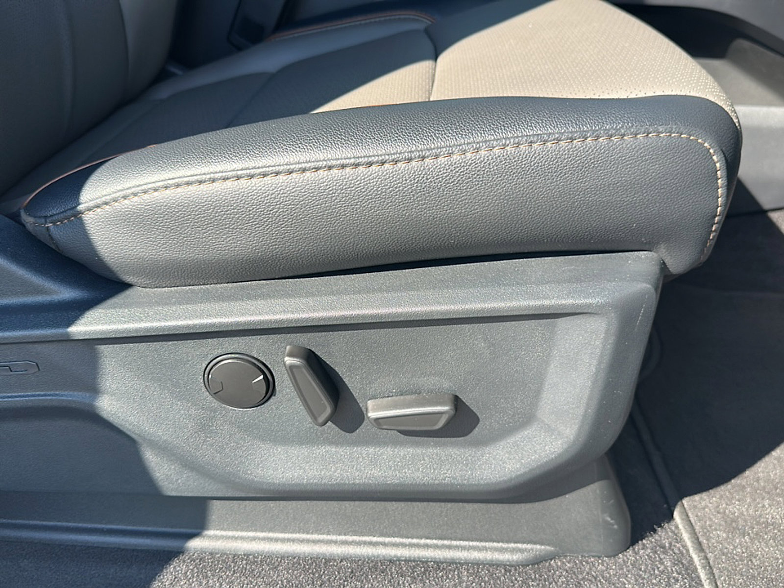 Used 2025 Ford F150 Lariat w/ Equipment Group 501A Mid image 24