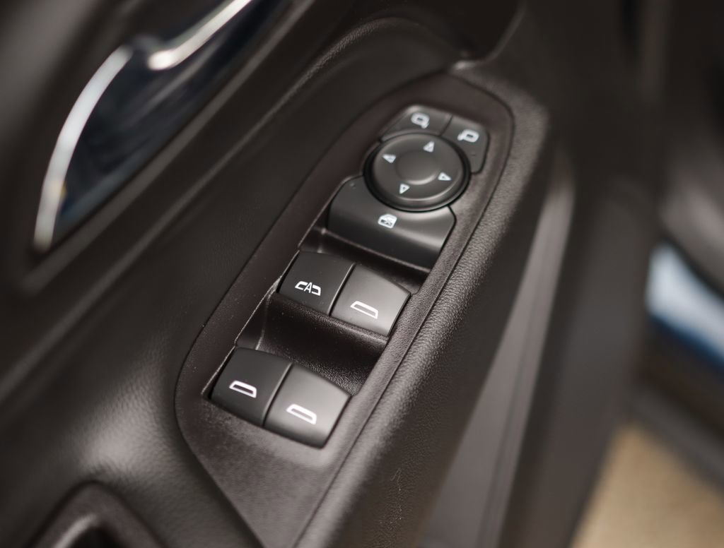 Used 2020 Chevrolet Equinox LT FWD image 23