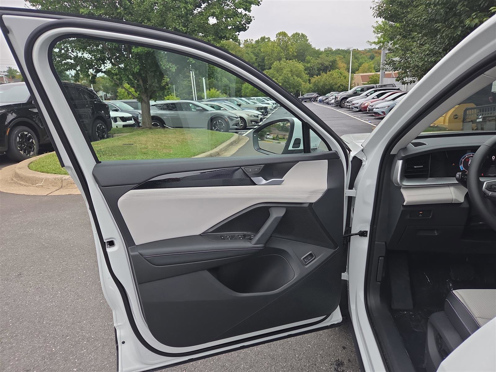 New 2025 Volkswagen Tiguan SE image 10