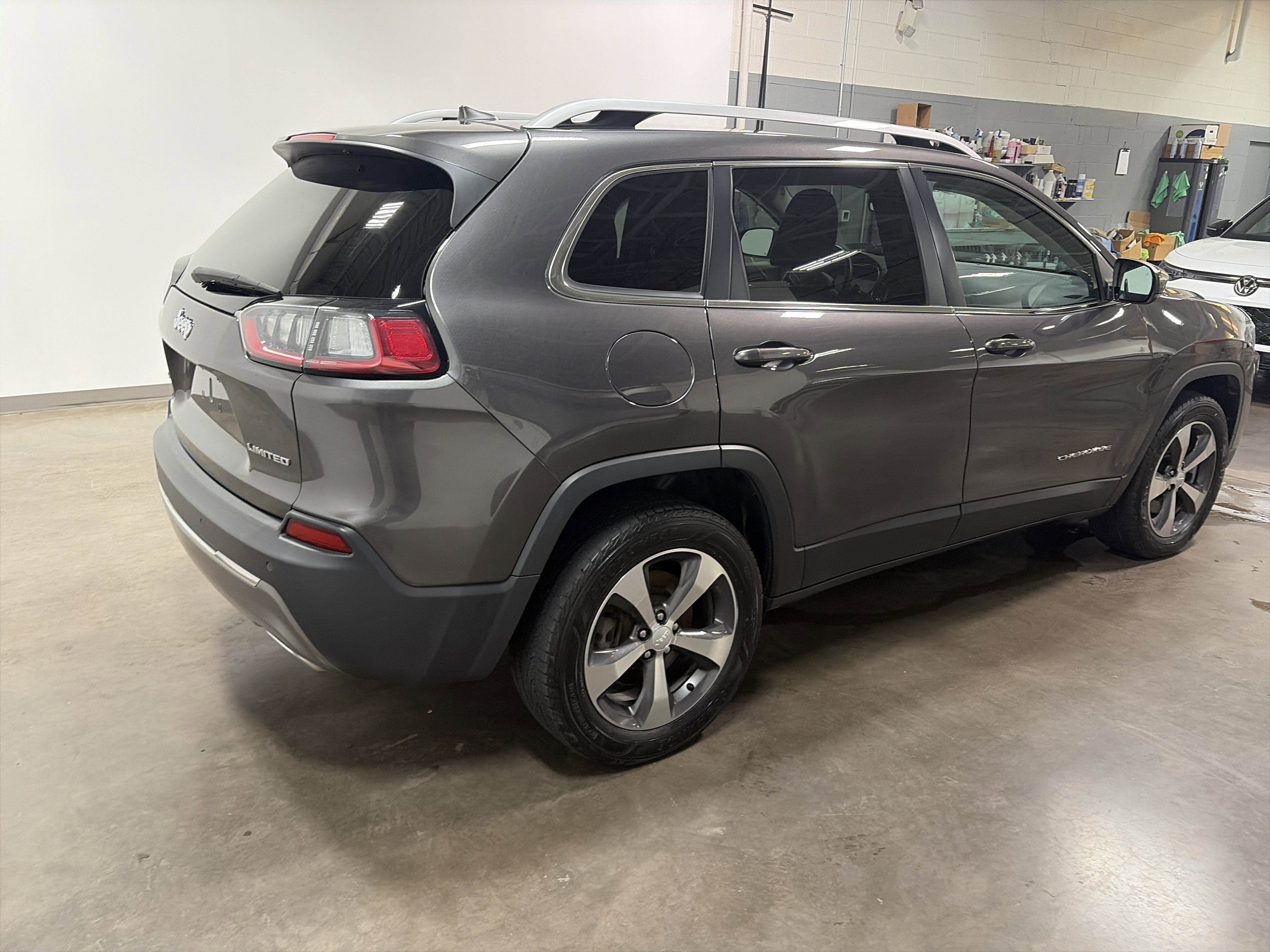 Used 2019 Jeep Cherokee Limited AWD/4WD image 3