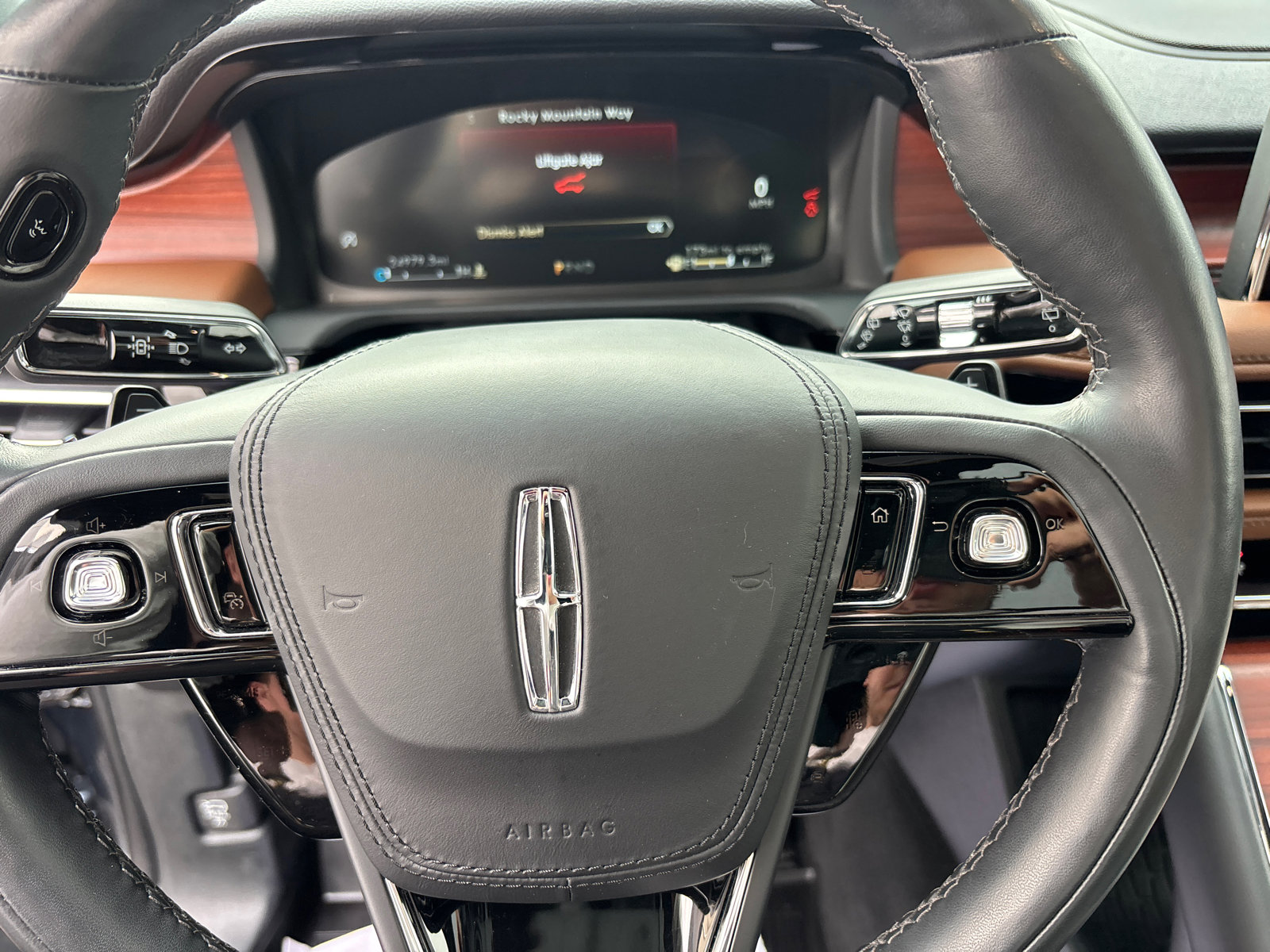 Certified 2023 Lincoln Aviator Reserve w/ Equipment Group 201A image 16