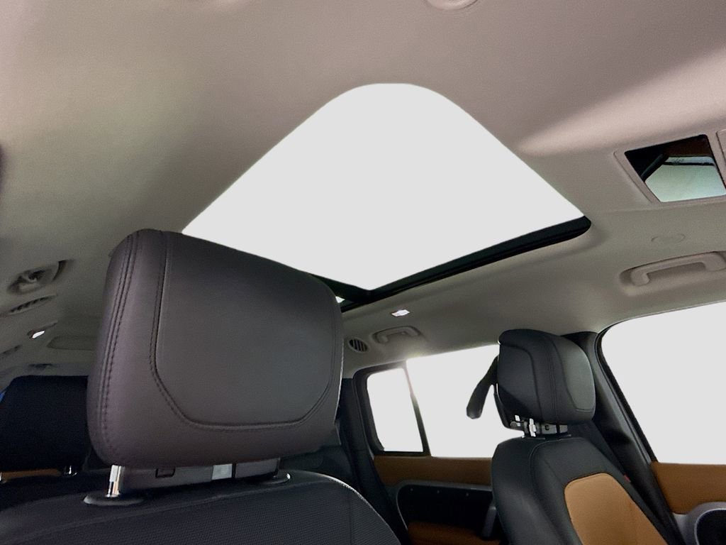 Used 2024 Land Rover Defender 130 X-Dynamic SE image 19