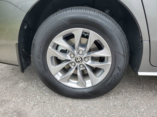Used 2026 Toyota Sienna XLE FWD image 5