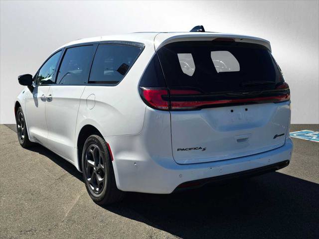 Used 2024 Chrysler Pacifica Limited image 5