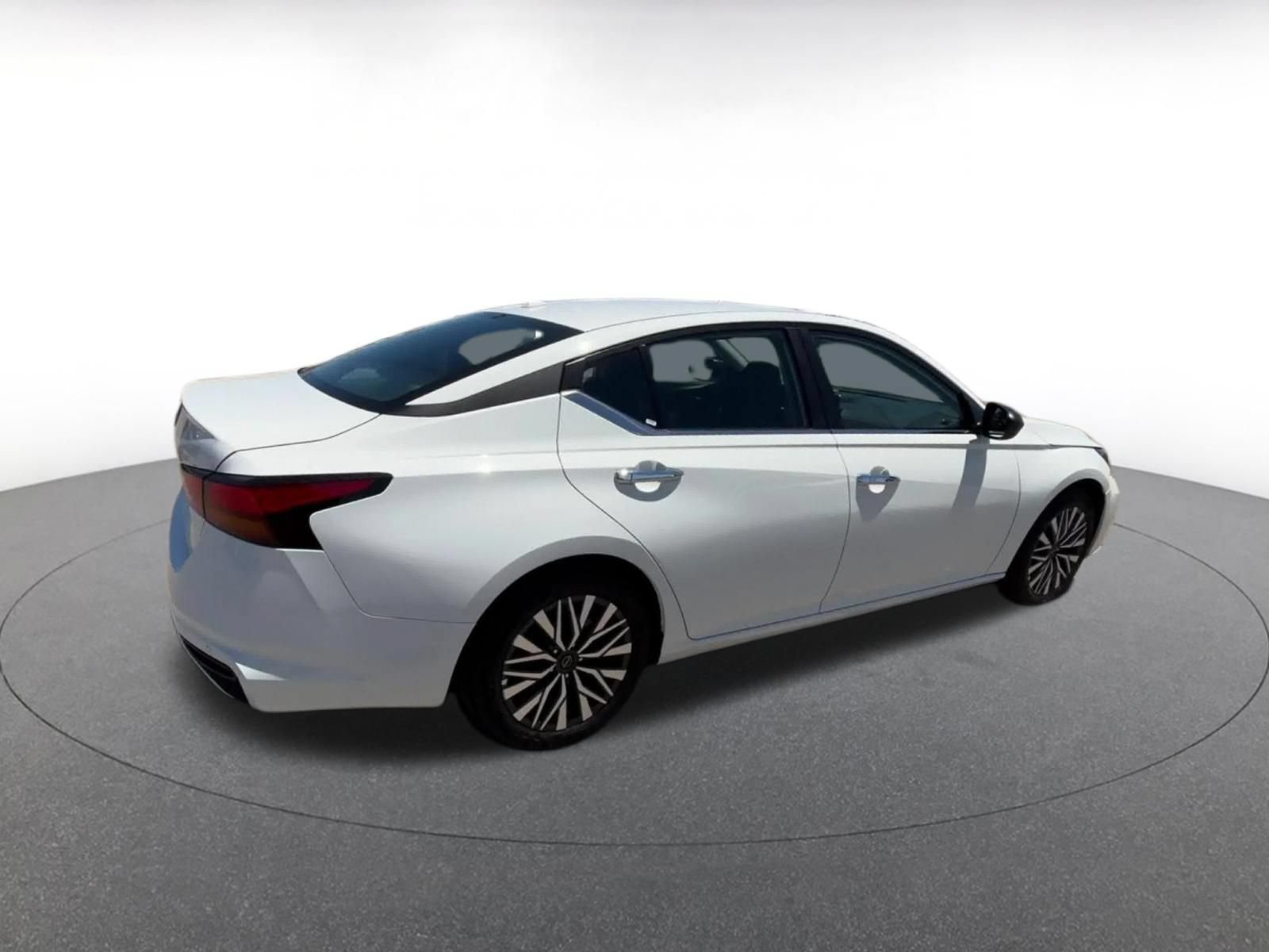 Used 2025 Nissan Altima 2.5 SV FWD image 15