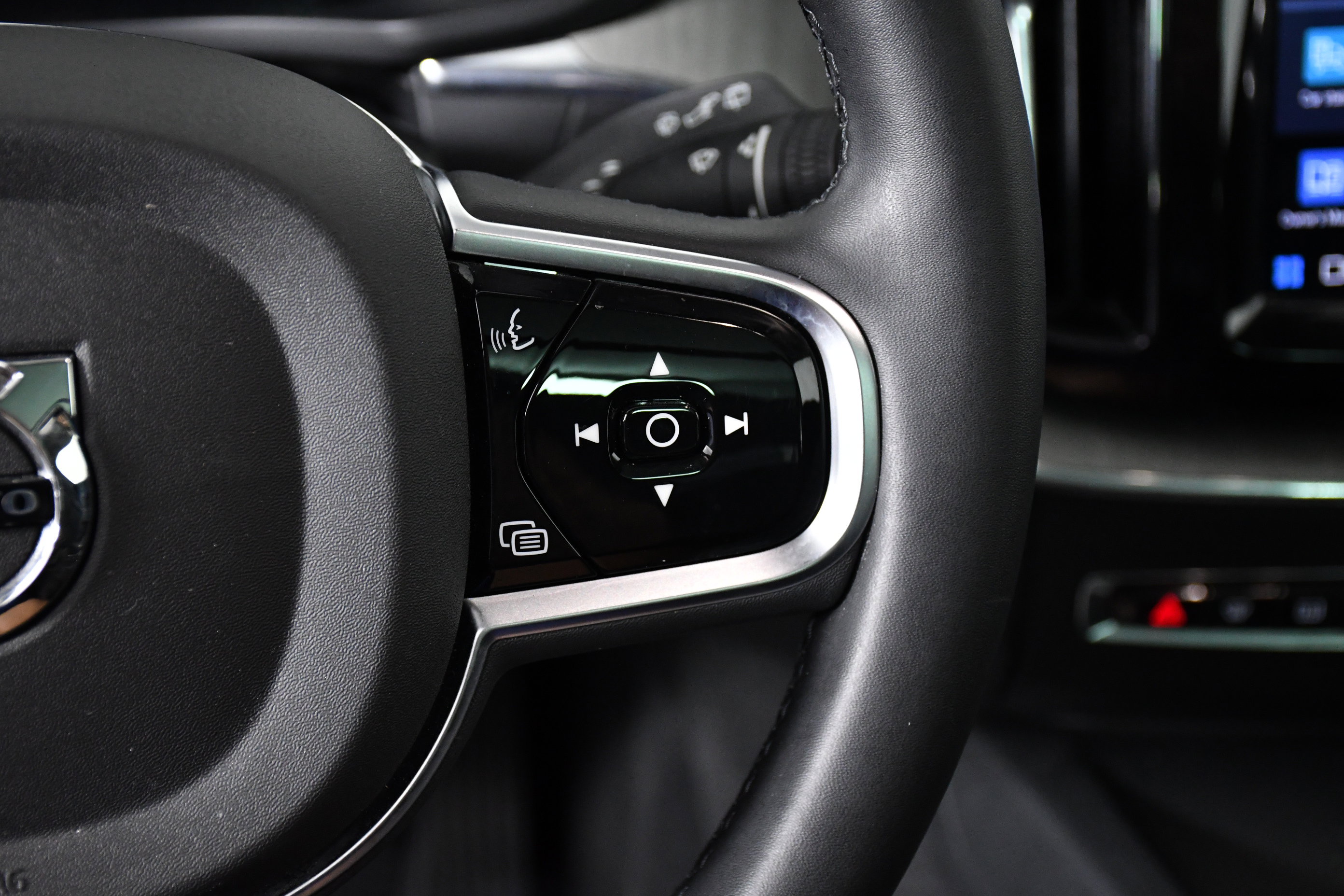 Used 2025 Volvo XC60 B5 Plus image 13