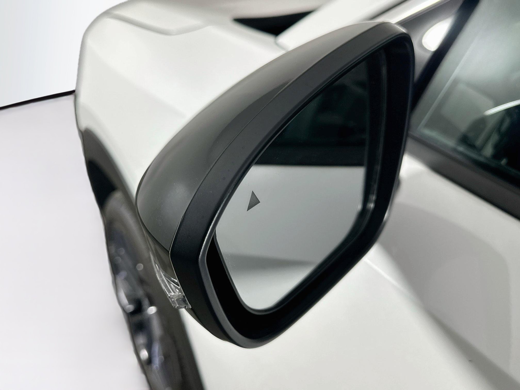 Used 2026 Nissan Kicks SR w/ Illumination Package FWD image 16