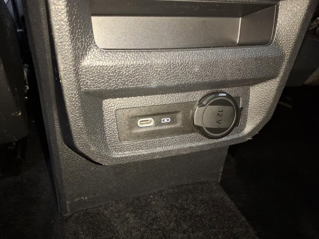 Used 2022 Volkswagen Tiguan SE w/ Panoramic Sunroof Package image 9