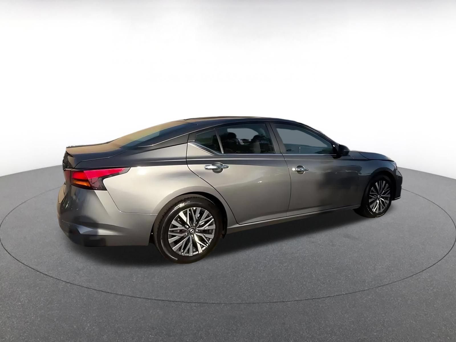 Used 2025 Nissan Altima 2.5 SV FWD image 13