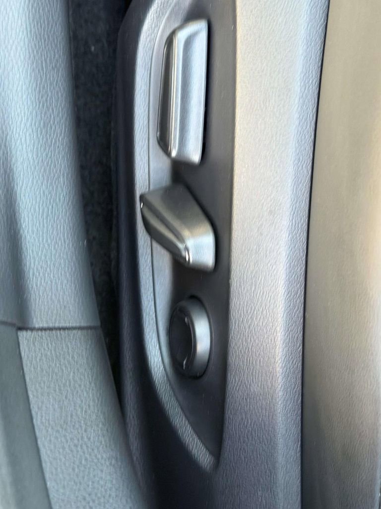 Used 2025 Toyota Prius XLE image 27