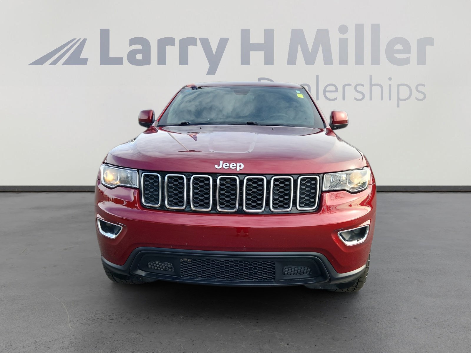 Used 2019 Jeep Grand Cherokee Laredo w/ 18" Wheel & 8.4" Radio Group image 8