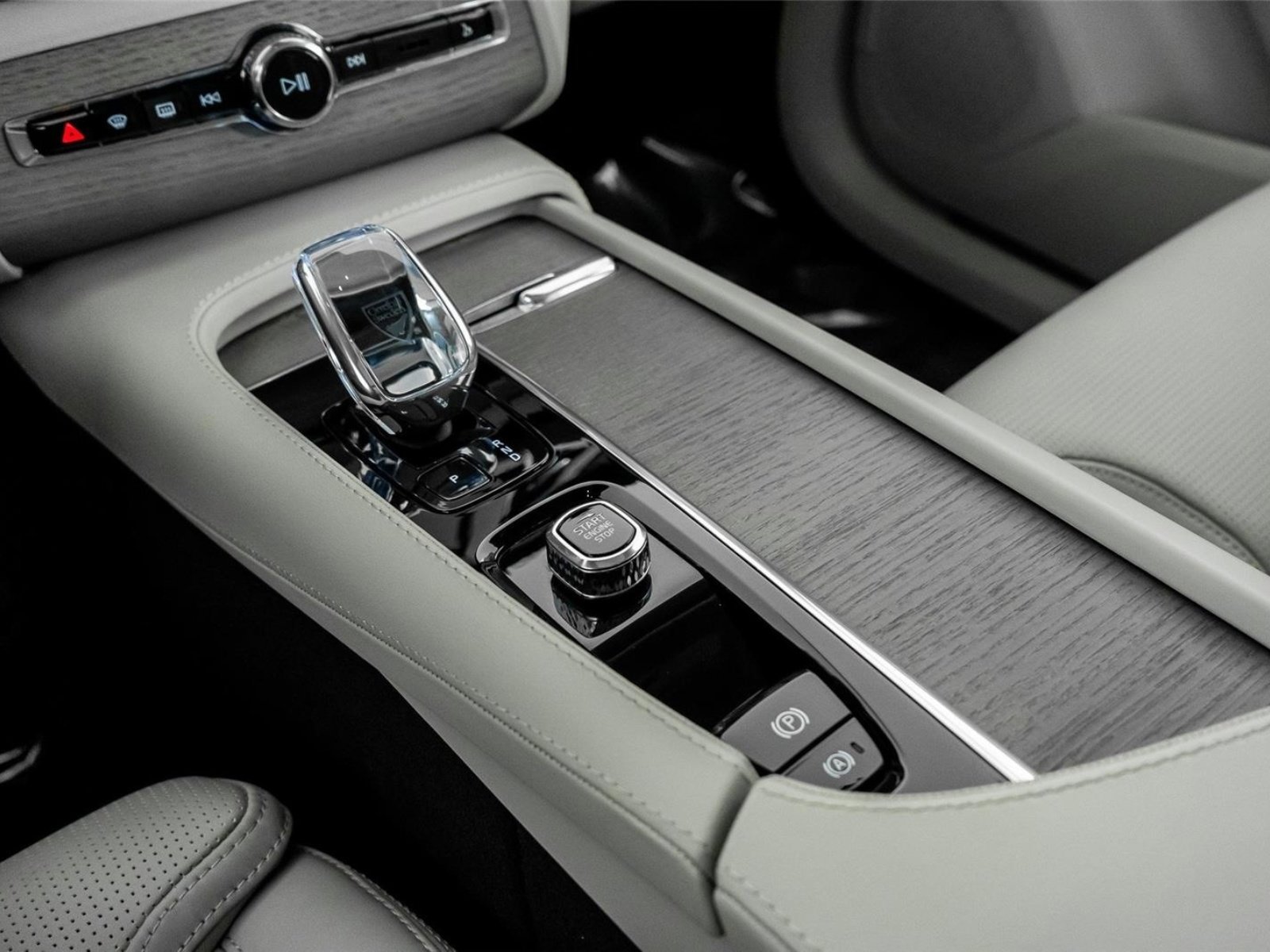 Used 2025 Volvo XC90 B6 Ultra w/ Protection Package Premier image 38