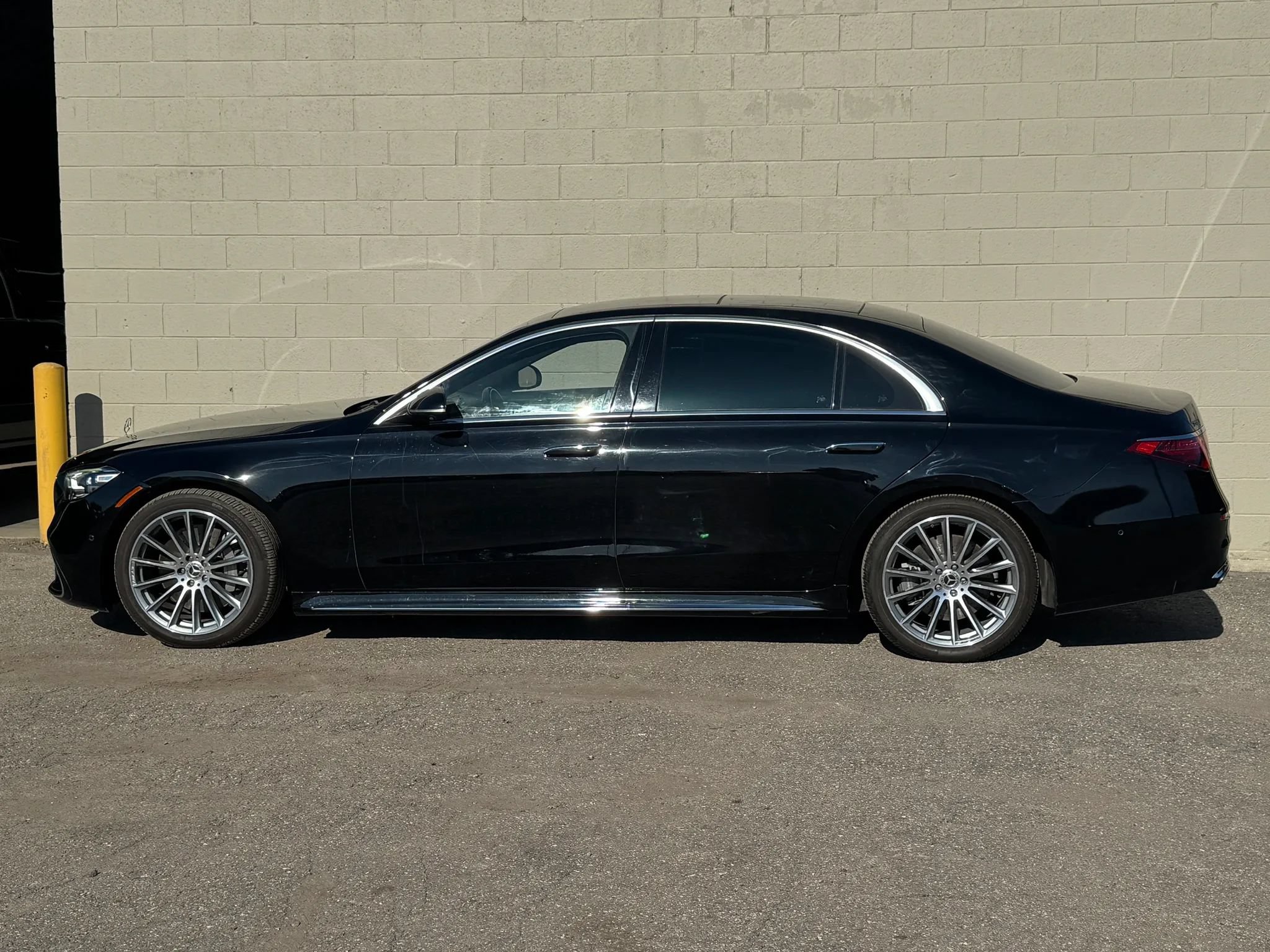 Used 2022 Mercedes-Benz S 580 4MATIC Sedan w/ AMG Line Package image 2