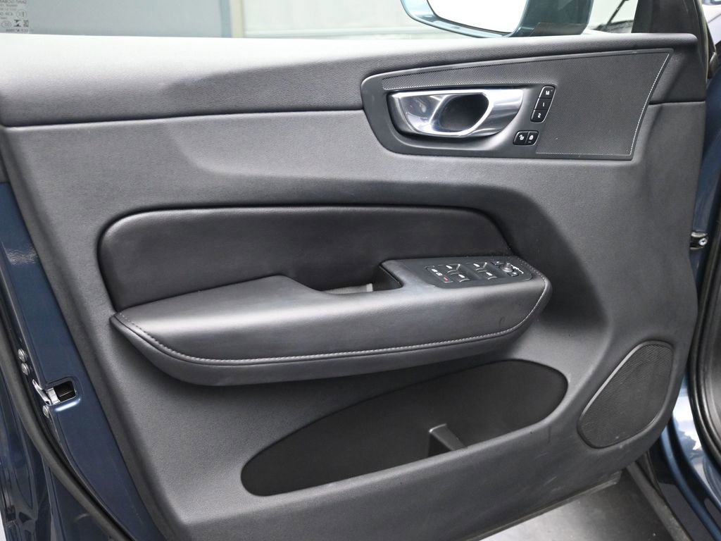 Used 2023 Volvo XC60 B5 Plus image 11