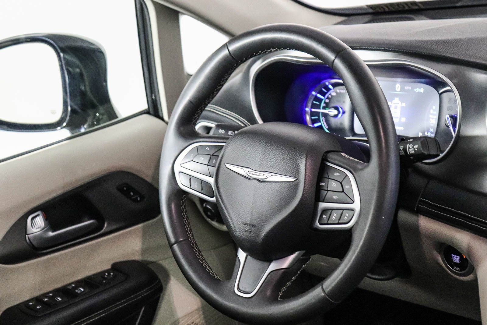 Used 2024 Chrysler Pacifica Select image 15