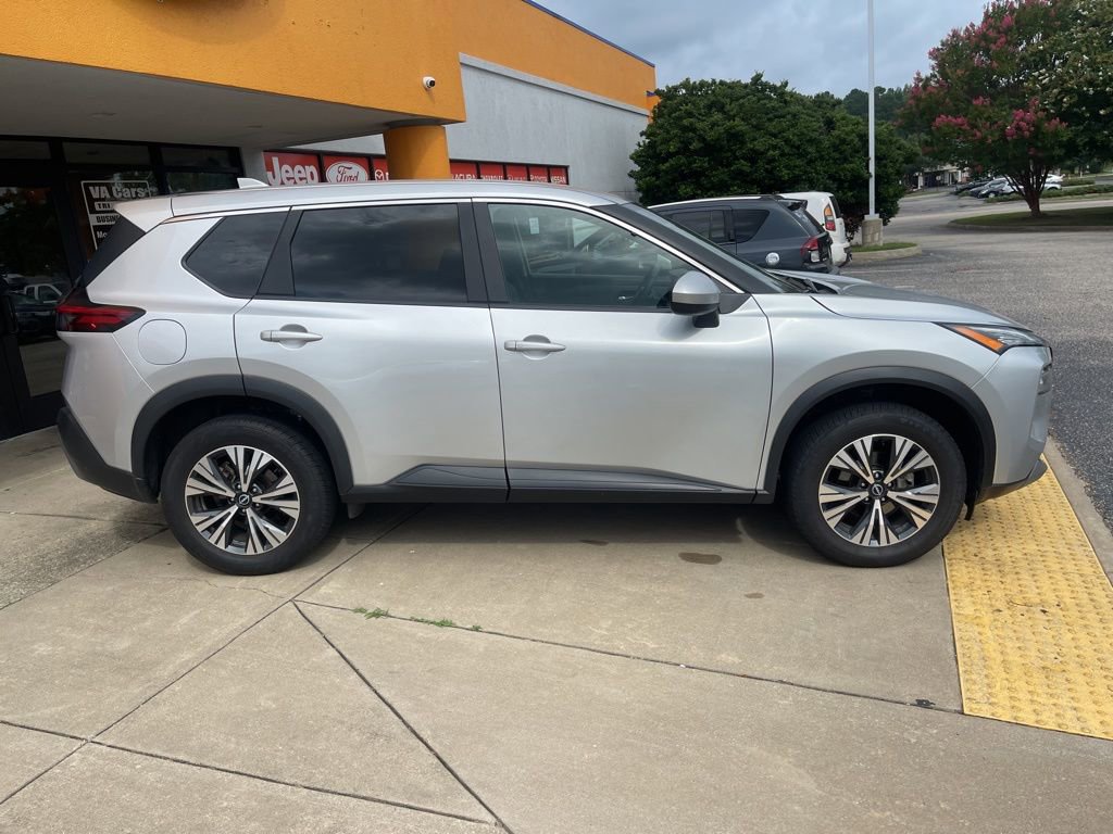 Used 2023 Nissan Rogue SV image 3