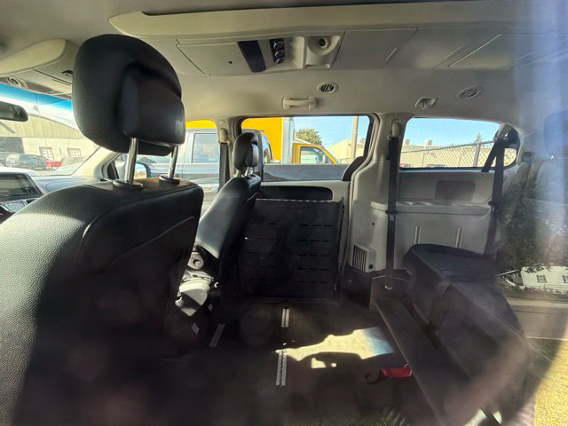 Used 2016 Chrysler Town & Country Touring FWD image 7