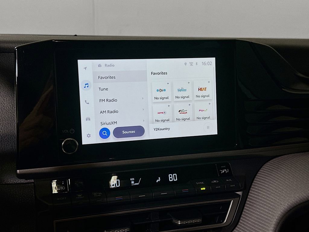 Used 2025 Toyota Camry SE w/ Convenience Package image 20