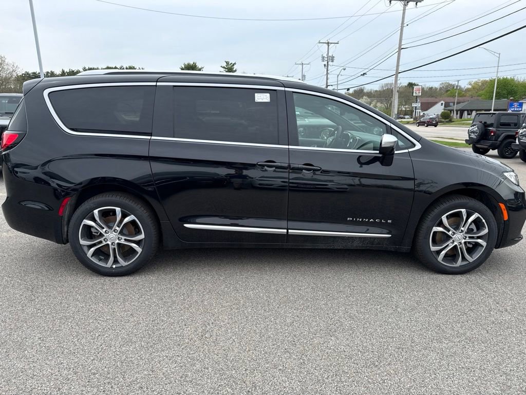 New 2026 Chrysler Pacifica Pinnacle w/ Trailer Tow Group AWD/4WD image 6