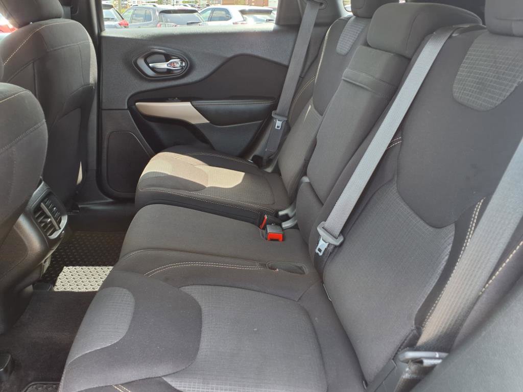 Used 2017 Jeep Cherokee Latitude w/ Cold Weather Group image 9