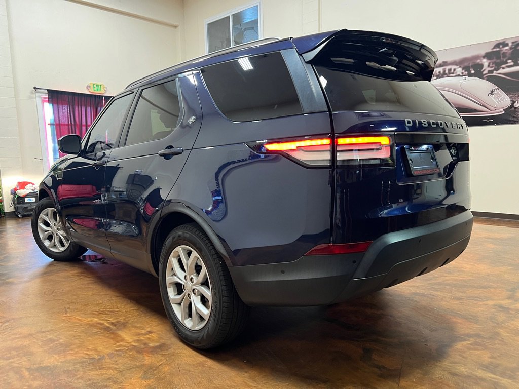 Used 2018 Land Rover Discovery SE image 2