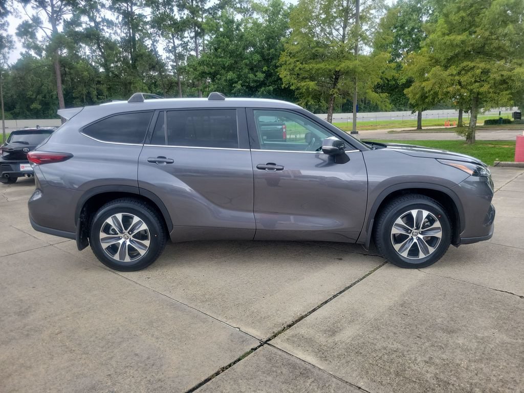 Certified 2024 Toyota Highlander XLE FWD image 8